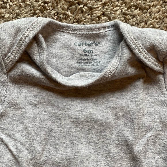 4 piece Baby Carter’s onesie set size 6 month. - Picture 5 of 9